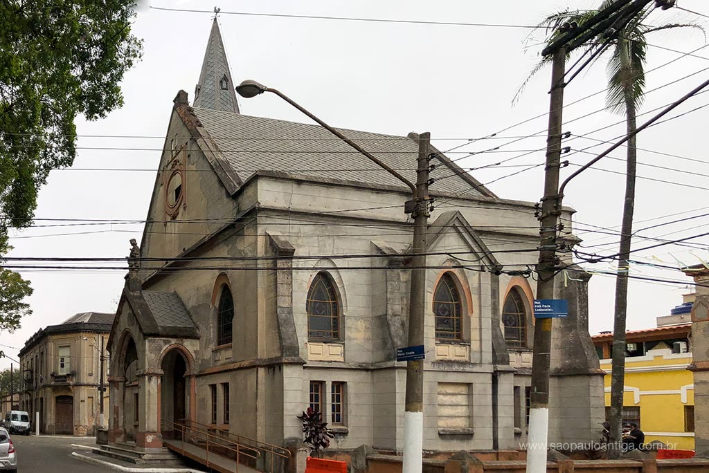 A capela da Vila Maria Zélia nos dias de hoje, cercada por fiação e pela cidade